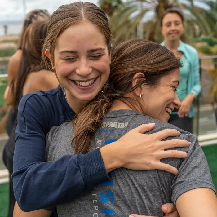 Dos personas del equipo abrazándose al terminar una prueba