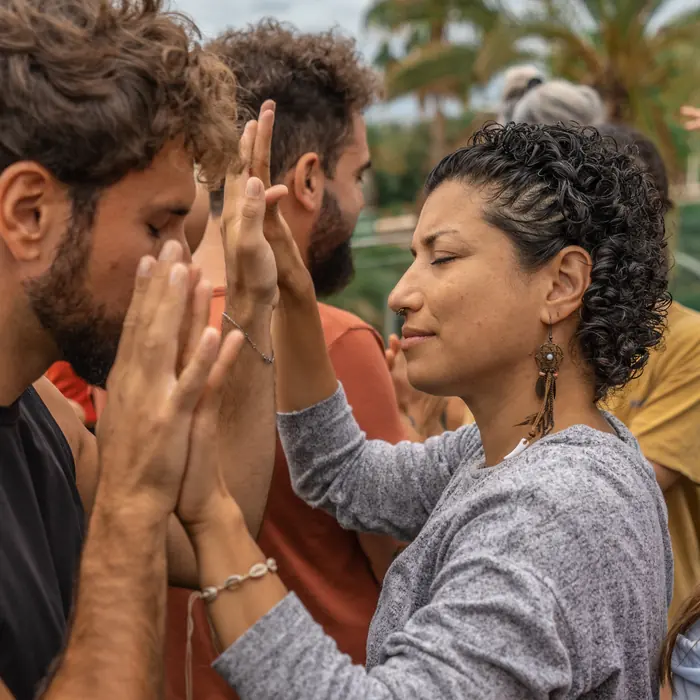 Ejercicio de conexión por parejas, con las manos enfrentadas